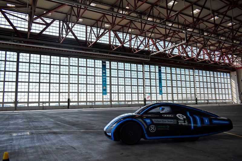 Der Weltrekord wurde in einem leeren Hangar des Flughafen München eingefahren. Erst nach 99 Stunden Fahrzeit und 2.573,79 Kilometern war der 15,5 Kilowattstunden-Akku leer. Der bisherige Rekord lag bei 1608,54 Kilometern. 