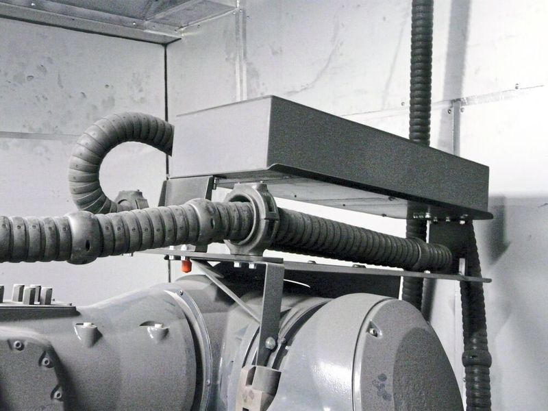 Das Rückzugssystem gewährleistet definierte Bewegungen der Roboterkette und verhindert somit, dass die Kette mit dem empfindlichen Werkstück in Berührung kommt.  (Igus)