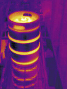 Die Wärmebildkamera erkennt in der Abfüllanlage von Erdinger das Bier im Fass. (Flir)