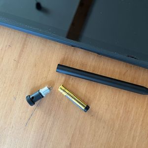 Der Stift wird durch eine kleine AAAA-Batterie mit Strom versorgt.(Bild:  Vogel IT-Medien)