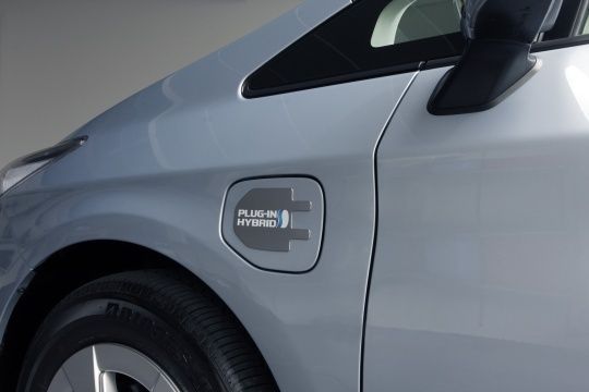 Damit der Prius-Fahrer die Klappe nicht mit der weiterhin vorhandenen Tankklappe verwechselt, hat Toyota ein eindeutiges Symbol draufgeklebt. (Archiv: Vogel Business Media)