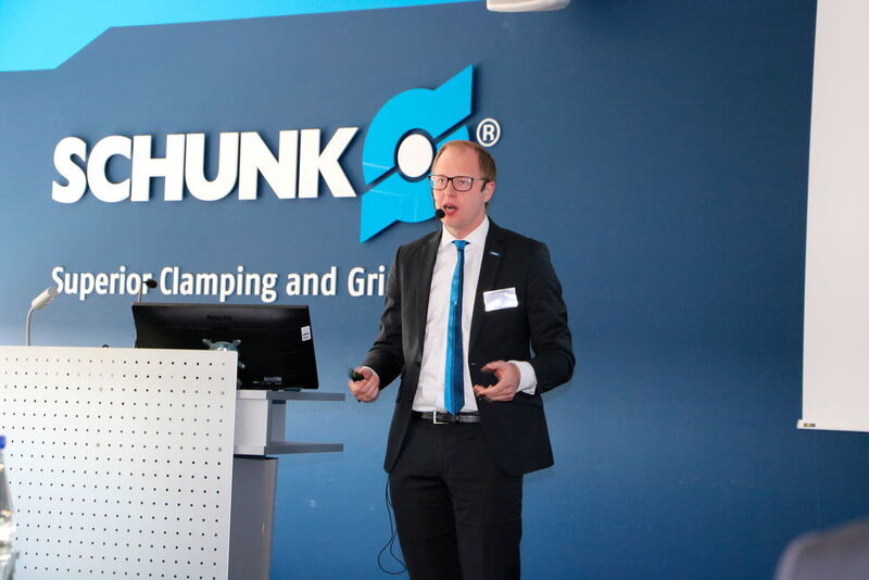 Sebastian Höpfl, Leiter Produktmanagement Greifsystemkomponenten bei Schunk, referierte über die normenkonforme Gestaltung von MRK. (Sonnenberg)