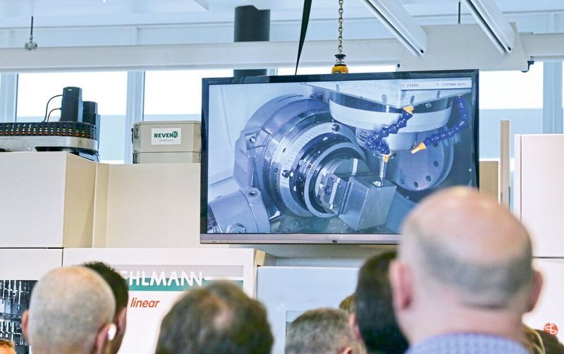 live unter Span an der Versa 645 linear: neue Frässtrategien für die Schrupp- und Schlichtbearbeitung für höhere Produktivität. (Anne Richter, SMM)