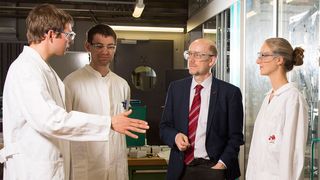 Jens Dreimann, Michael Jokiel, Prof. Dr. Kai Sundmacher und Stefanie Markstein (v.li.) besprechen am Versuchsreaktor die letzten Details vor dessen Überführung nach Dortmund. (Harald Krieg/Universität Magdeburg)