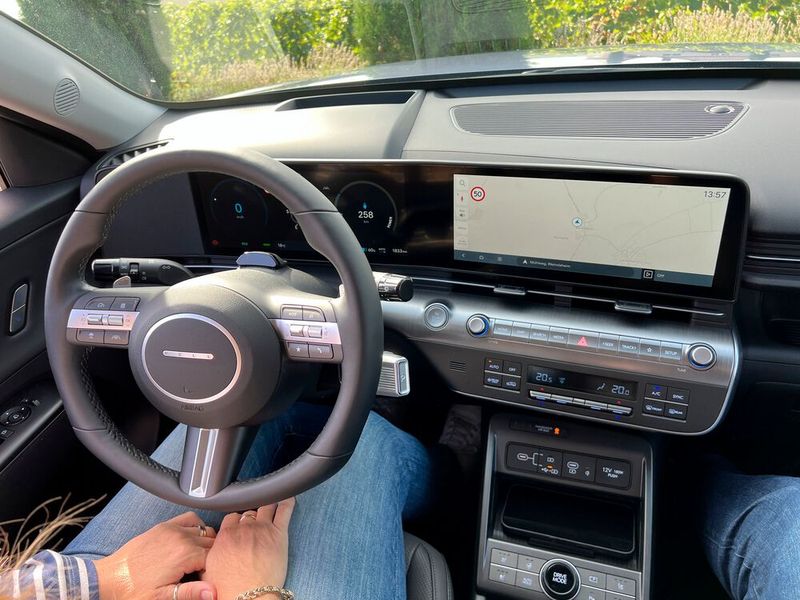 Bei aller Digitalisierung in dem E-Auto überrascht die Vielzahl der Knöpfe im Cockpit: 32 im Armaturenbrett sowie der Mittelkonsole. Hinzu kommen acht Knöpfe, zwei Wippen und zwei Räder im Lenkrad. Am Lenkrad gibt es drei Stöcker für Blinker, Scheibenwischer sowie Gangwahl. Nicht zu vergessen die zwei Wippen auf der Lenkradrückseite für die Rekuperationsleistung.  (Bild: Dirk Kunde)