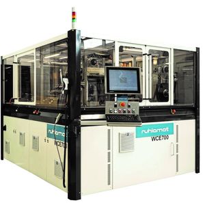 Maschinell ermöglicht die konturflexible Art des Drahteinschmelzens in 3D-Kunststoffflächen diese von Ruhlamat entwickelte Anlage. Mit der „WCE vario 3D“ können die Heizdrähte durch eine spezielle 3D-Drahtlegetechnik in fertig designte Kunststoffteile integriert werden, erklärt das Unternehmen.