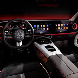 Der CLA macht einen weiteren Schritt bei der Digitalisierung und bekommt jetzt einen Bildschirm, der sich (fast) durchs ganze Cockpit spannt.(Bild:  Mercedes-Benz)