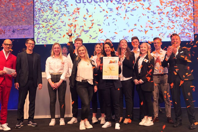 Letztlich durften sich alle nominierten Betriebe als Sieger fühlen. Hier das drittplatzierte Team von Beresa.  (Bild: Schmidt/autoFACHMANN)