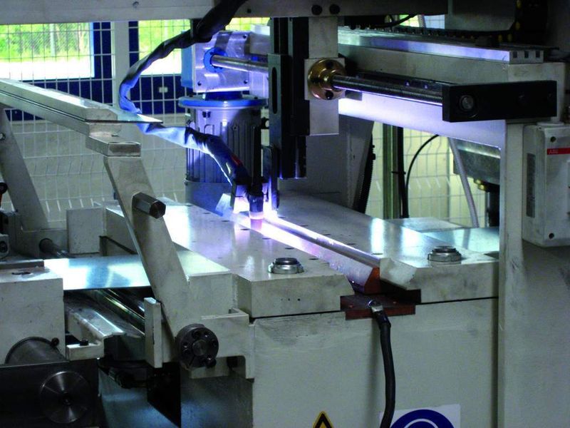 Laserschweißstationen wie diese verbinden die Bänder und sorgen so für einen kontinuierlichen Betrieb sowohl in der Stützen- wie auch in der Traversenlinie. Bild: Kuhn (Archiv: Vogel Business Media)