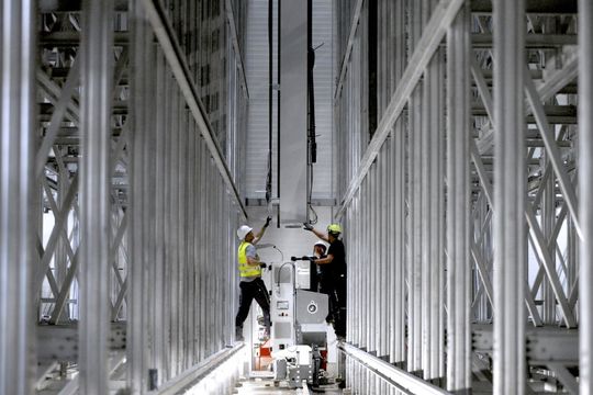 Die Montage des Hochregallagers bei Lebkuchen-Schmidt verläuft planmäßig. (Bild:  Swisslog)