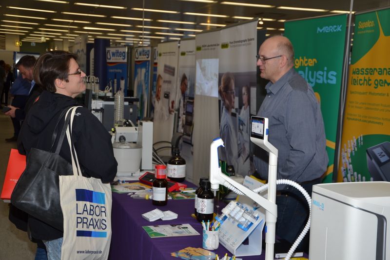 Impressionen der Lab-Supply Hamburg vom 29. Oktober 2019  Die letzte Lab-Supply Messe 2019 fand in der MesseHalle Hamburg-Schnelsen statt. Impressionen vom Messetag sowie einige Besucherstimmen finden Sie in dieser Bildergalerie. Die nächste Lab-Supply ist am 18. März 2020 in Frankfurt am Main. Lese-Empfehlung: Nachbericht zum erfolgreichen Auftakt der Lab-Supply in Wien. (LABORPRAXIS, C. Lüttmann)