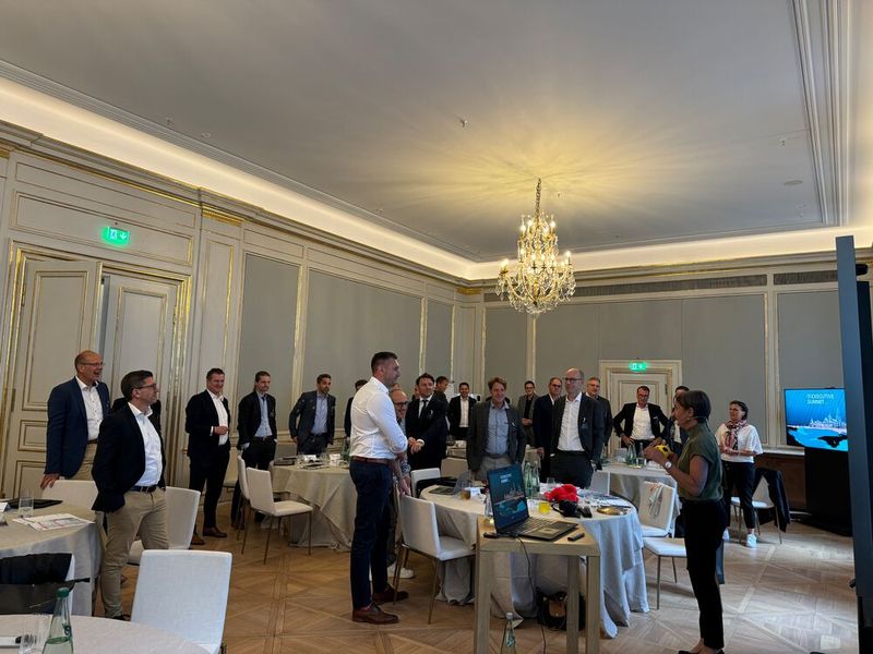 Moderatorin Nicole Dufft führte charmant durch die Veranstaltung und läutete den zweiten Konferenztag mit einem Warm-up ein. (Bild: Vogel IT-Medien)