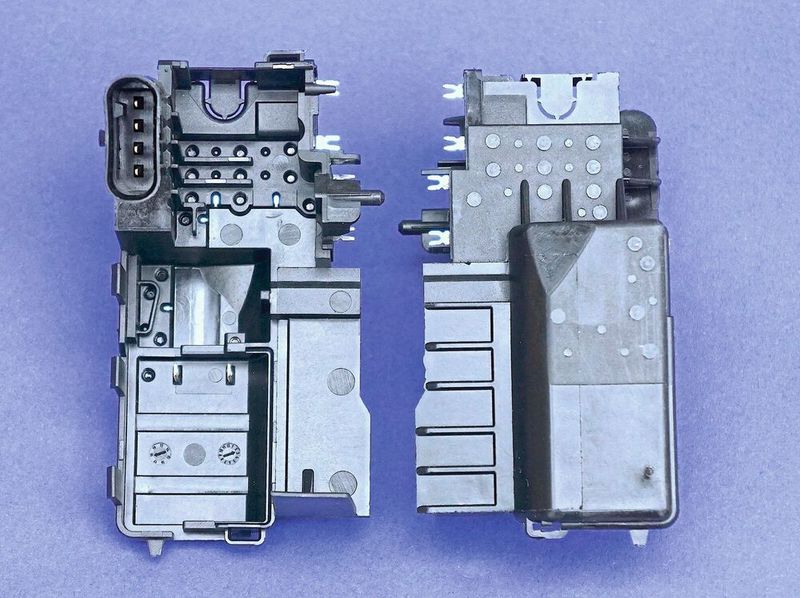 Bild 7: Im Spritzgießwerkzeug werden die Metallinserts beidseits von Gruppen gegenüber liegender zylindrischer Formeinsätze in Position gehalten. Die Lage der Positionierstifte, die während des Einspritzvorgangs zur vollständigen Einbettung der Leiterbahnen zurückgezogen werden, ist an deren Abdrücken an den beiden Fertigteilseiten erkennbar. (Wittmann-Battenfeld)