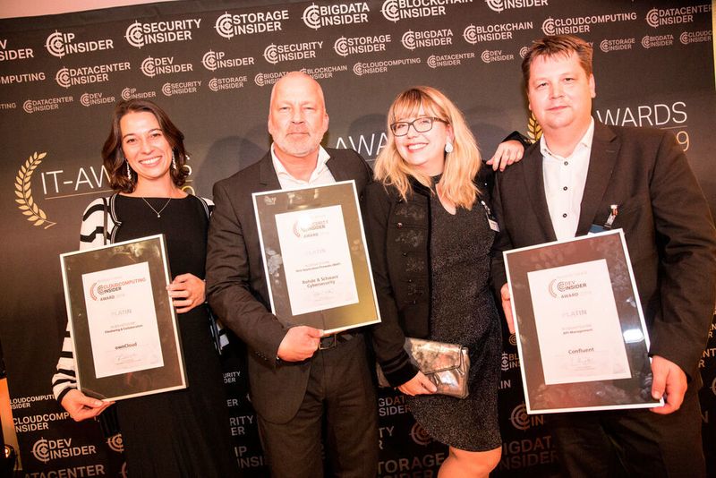 Man freut sich gemeinsam: Loretta Schwaebe (ownCloud), Daniel Heck (Rohde & Schwarz Cybersecurity), Evi Schneider und Benjamin Bohne (beide Confluent, v. l. n. r.) (artful rooms / VIT)