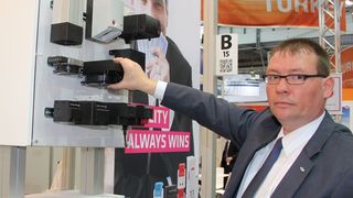 Markus Feucht, Elektronik-Experte von Stego demonstriert die Montage und Demontage eines HVI 030 am Messestand. (Bild: Königsreuther)