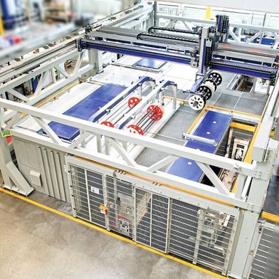 In der vollständig automatisierten Polierzelle – bestehend aus zwei Trogvibratoren, einer Reinigungsanlage, der Bestückungsstation und einer vollautomatischen Zentrifuge «Z 1000» – transportiert ein Portalsystem Extruderschnecken. (Bild: Rösler)