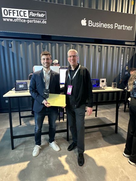 Benedikt Feiler (ALSO) und Martin Elser (Apple) finden die neuen Farben der MacBook Neo Serie sehr cool. (Bild: Vogel IT-Medien GmbH)