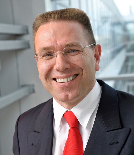 Günter Schindler, Leiter der Placement Solutions Division bei ASM Assembly Systems: „Schon jetzt gibt es viel, worauf wir stolz sein können: von SIPLACE kommen die schnellsten, die flexibelsten und die genauesten Bestückmaschinen in der gesamten SMT-Branche. Die Vielseitigkeit und das Niveau unserer Softwarelösungen setzen einen hohen Standard. Solche Superlative sind für mich und das SIPLACE-Team immer ein Ansporn. Aber wir wollen natürlich noch mehr, deshalb arbeiten wir mit Hochdruck an neuen Best-in-class Lösungen für alle Bereiche.“ (Bild: ASM Assembly Systems)