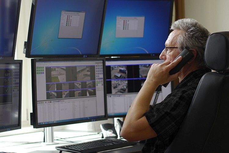 Über den zentralen Videoleitstand von Secontec in Leipzig werden Gebäude und Ausstellungsflächen rund um die Uhr überwacht.   (Secontec)