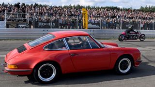 Der zum Verkauf stehende Sportwagen sorgte zuletzt 2018 für Aufsehen, als Rötger „Brösel“ Feldmann mit seinem „Red-Porsche-Killer“-Dragster auf dem Flughafengelände in Hartenholm an Holger „Holgi“ Henze in seinem Porsche vorbei zog und das Rennen gewann. Mit einem Festival wurde hier die Neuauflage des „Werner-Rennens“ von 1988 zwischen dem Kneipenwirt Henze und dem Comiczeichner Feldmann gefeiert. (Bild: picture alliance/dpa | Carsten Rehder)