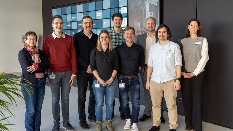 Die Teilnehmer des Ceate-Kick-Offs (v.l.n.r.): Benedikte Hatz, Philipp Wohlfahrt (beide SKZ), Viktor Klein (UCB), Theresa Dörres (CCB), Jonathan Lambers (SKZ), Georg Weig (CCB), Nico Arbec, Daniel Berki-Kiss und Monika Wels (alle Carmen). (Bild: Luca Hoffmannbeck/ SKZ)