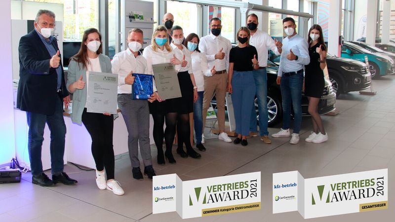 Das Ingolstädter VW-Autohaus Hofmann & Wittmann ist der glückliche Gesamtsieger des Vertriebs Awards 2021. Zudem punktete es in der Kategorie Elektromobilität. (Hofmann & Wittmann)