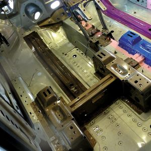 Die Presse mit entsprechender Automation kannn mehrere Lagen vom Coil „aufeinanderlegen“, anschließend die Bauteile stanzen und sie toleranzgerecht umbördeln.