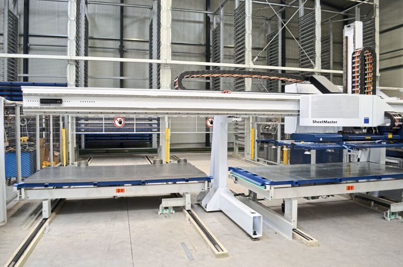 Eine neu angeschaffte Stanz-Laser-Maschine ist komplett mannlos an das Lagersystem angebunden: Vakuumsauger entnehmen die ausgelagerten Bleche und führen sie selbstständig der Anlage zu. (Kasto Maschinenbau)