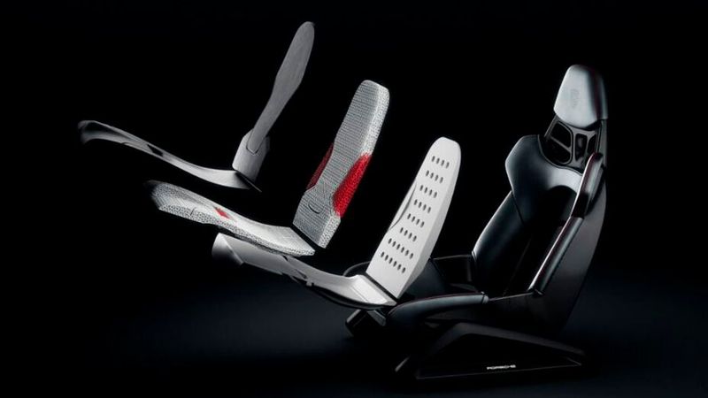 Der Kissen- und Lehnenspiegel des neuen Sportsitzes entsteht in Sandwich-Bauweise: Ein Grundträger aus expandiertem Polypropylen (EPP) wird mit einer 3D-gedruckten atmungsaktiven Komfortschicht aus einem Materialmix auf Polyurethanbasis verbunden. Die Außenhaut des Sitzes besteht aus Race-Tex. (Bild:  Porsche)