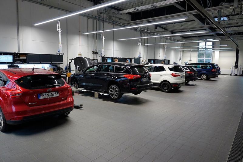 Unterflur-Hebebühnen sorgen zusätzlich für ein luftiges Raumgefühl. (Rosenow/»kfz-betrieb«)