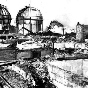 Explosionsschäden in Cleveland 1944:  Ungekühlt geht flüssiges Erdgas schnell in den gasförmigen Zustand über und ist dann in Verbindung mit Sauerstoff hochexplosiv, wie ein Unfall bei der East Ohio Gas Company in Cleveland im Jahr 1944 zeigt. Die Explosion eines Gastanks und das darauf folgende Feuer töteten 130 Menschen und zerstörten ganze Straßenzüge.