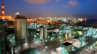 Jurong Island in Singapur: Die große Styrolharz-Produktionsanlage von Denka läuft mit Hunderten Elektromotoren.  (ABB)