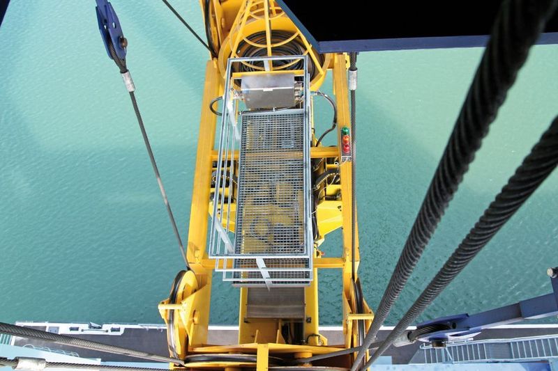 Der Spreader, ein wuchtiger Containergreifer, hängt an einem Flaschenzug mit acht Stahlseilen unterhalb des Maschinenraums. Eine Zugmessdose wacht darüber, dass 65 Tonnen Maximallast nicht überschritten werden. (Archiv: Vogel Business Media)