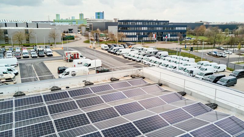 Nachhaltigkeit in Autohäusern: Immer mehr Kfz-Betriebe setzen auf eine eigene Stromversorgung, so wie die Herbrand-Gruppe an ihrem Standort Fichtenhain. Für besondere Ideen und Umsetzungen werden in diesem Jahr erstmals Unternehmen aus 100 Branchen mit dem Deutschen Nachhaltigkeitspreis ausgezeichnet.(Bild:  Herbrand)