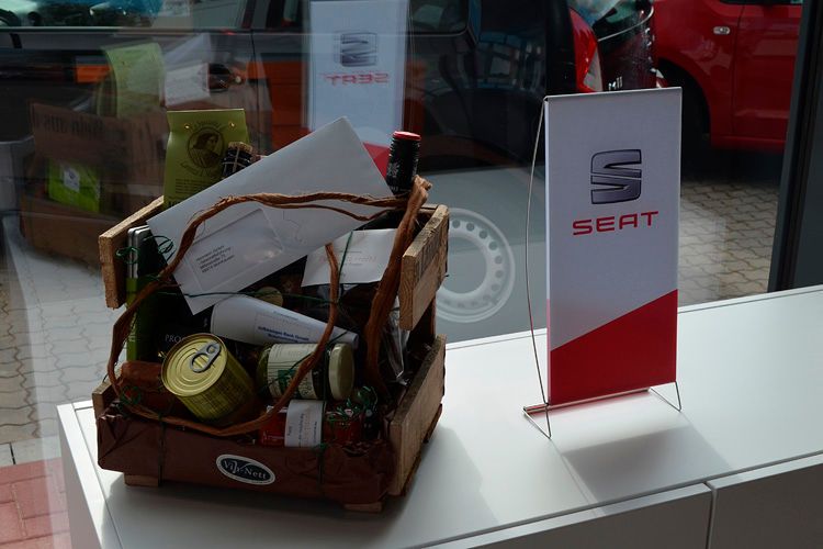 Die Gäste überbrachten auf verschiedene Weise die besten Wünsche für die Seat-Zukunft. (Foto: Grimm)