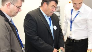 Die Besucher von Datalogic konnten sich selbst ein Bild der Auto-ID-Technologien des Unternehmens machen. (Bild: Hofmann)