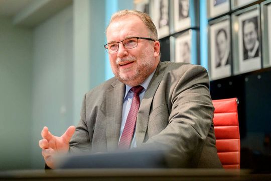 Der BDI-Präsident Siegfried Russwurm sieht den Standort Deutschland als gefährdet an. Den Beweis liefert eine aktuelle Studie zum Stand der deutschen Industrie. Das Gespenst von der De-Industrialisierung spukt demnach immernoch herum.(Bild:  BDI)