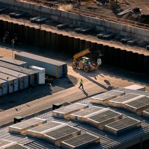 Noch lässt sich kaum erahnen, das hier High-Tech angesidelt wird. Die Hallen, die in Schnellbauweise erreichtet werden, könnten auch Logistik beherbergen. (Bild:  Schneider Electric)