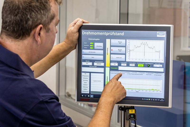 Bei größeren Kugelgewindetrieben können auf dem Prüfstand besondere Kriterien wie die Leerlauf-Drehmomente hochgenau erfasst, Frequenzanalysen durchgeführt und bei Hochgeschwindigkeitsanforderungen die Geräuschentwicklung detektiert werden. (Bild: August Steinmeyer)