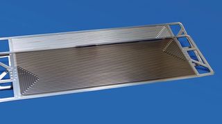 Schwarzes Gold: Diese Bipolarplatte (oben) für einen Kfz-Wasserstoffantrieb von Daimler wird mit einer Kohlenstoff- statt Goldschicht versehen (unten). Denn auch das reduziert den Kontaktwiderstand und erhöht die Korrosionsbeständigkeit. (Fraunhofer-IWS)