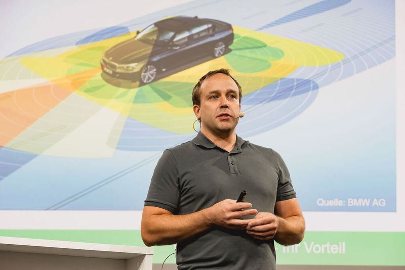 Alexander Müller, Technischer Trainer vom Kraftfahrzeugtechnischen Institut (KTI), machte in seinem Vortrag über Assistenzsysteme klar, welchen Einfluss nicht fachgerechte Reparaturen oder Schäden am Fahrzeug auf deren korrekte Funktionen haben können. (Bild: Stefan Bausenwein)