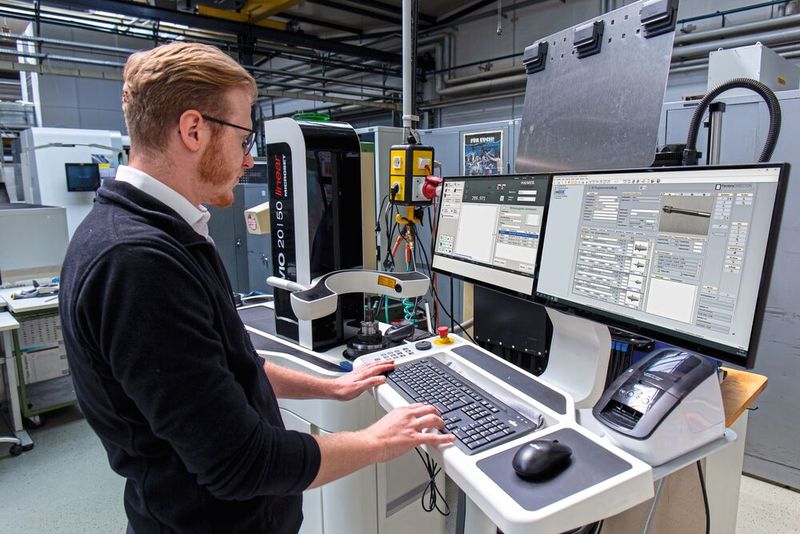 Auch das Werkzeugvoreinstellgerät von Haimer tauscht Daten im Prozess eingebunden aus: vom Rüstzentrum mit dem zentralen Coscom-Toolmanagement-Modul Tooldirector VM.  (Bild: Coscom/Berg Systemtechnik)