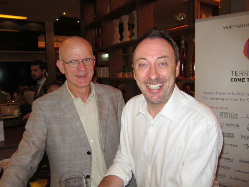 (l.) Ralf Busija (Intel) und Tom Knicker (Wortmann) trinken auf gute Zusammenarbeit. (IT BUSINESS)