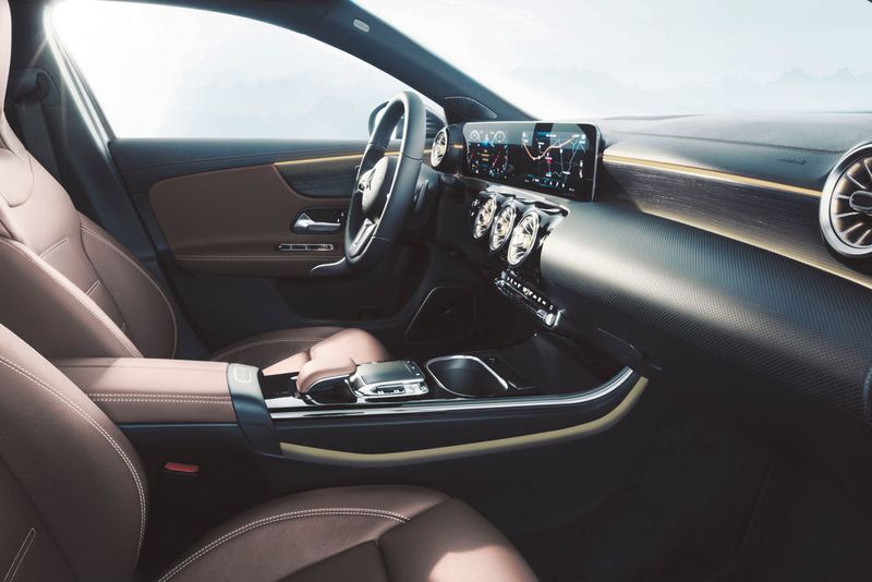 Die Instrumententafel ähnelt einem Flügel und wird nicht durch eine Hutze unterbrochen. (Daimler)