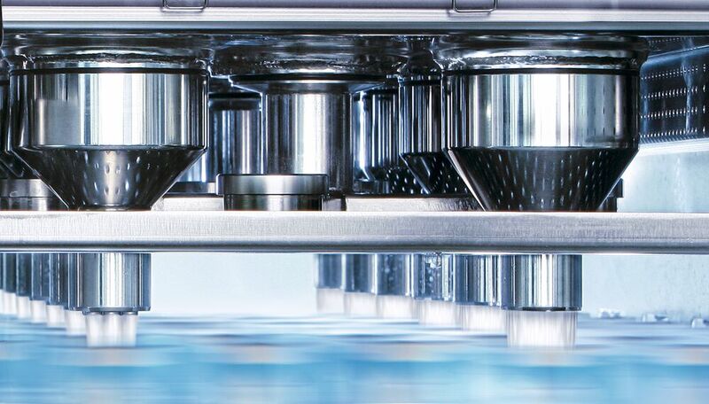 In der Aseptik-Zone der SIG-Füllmaschinen werden Produkte, die zuvor einen Prozess zur Ultrahochtemperierung (UHT) durchlaufen haben, in die aufgeformten und sterilisierten Kartonpackungen gefüllt.