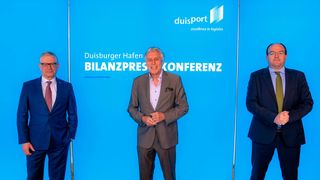 Der Vorstand der Duisport-Gruppe: Prof. Thomas Schlipköther, Erich Staake und Markus Bangen (v.l.) halten auf der Pressekonferenz den gebotenen Abstand.  (duisport / dws Werbeagentur)
