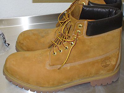 Wer auf zu großem Fuß lebt, fällt auf: IM ICE 75 entdeckten Zöllner 110 g Kokain in jeder Schuhspitze. (Archiv: Vogel Business Media)