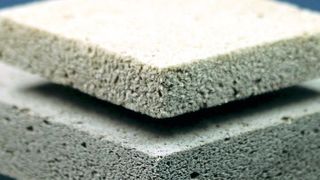 Um die Einsatzmöglichkeiten von Holzschäumen zu erweitern, haben Forscher einen neuartigen Hybridwerkstoff entwickelt, der einen Eigenschaftsmix von Holzschaum und Metallschwamm aufweist. (Manuela Lingnau, Fraunhofer WKI)