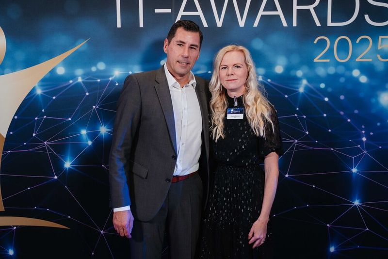 Markus Späth von Vogel IT-Medien mit Simone Böttcher von Eset. (Bild: Manuel Emme Fotografie)