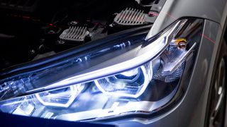 Sicherheitsrelevantes Designelement: Ist der Scheinwerfer kaputt, wird es oft teuer. Die Allianz-Versicherung will die hohen Kosten nicht mehr hinnehmen. (Bild: ADAC)